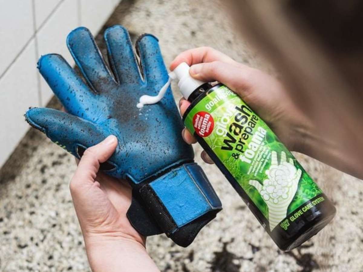 Vệ sinh bên ngoài găng tay đơn giản