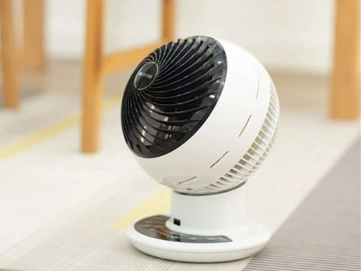Dùng quạt hoặc máy sấy để làm khô găng tay