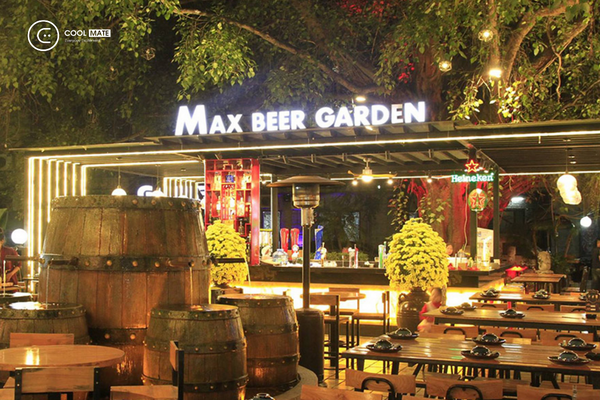 Max Beer Garden là địa chỉ quen thuộc của cánh mày râu khi xem bóng