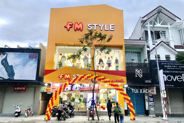 Mua áo sơ mi nam ở FM Style (Ảnh: FM Style)