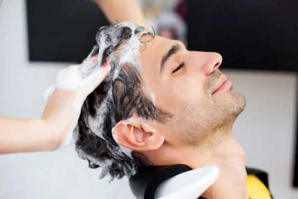 Gội đầu hằng ngày đối với nam giới, nên hay không?