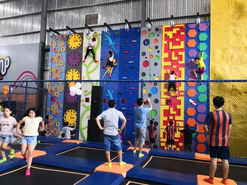 Leo núi Jump Arena