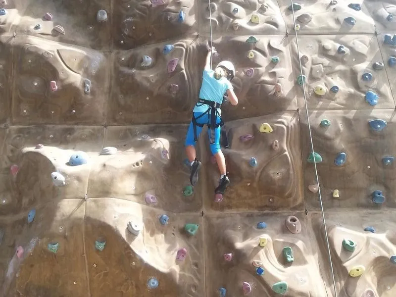 Leo núi nhân tạo X-Rock Climbing Saigon