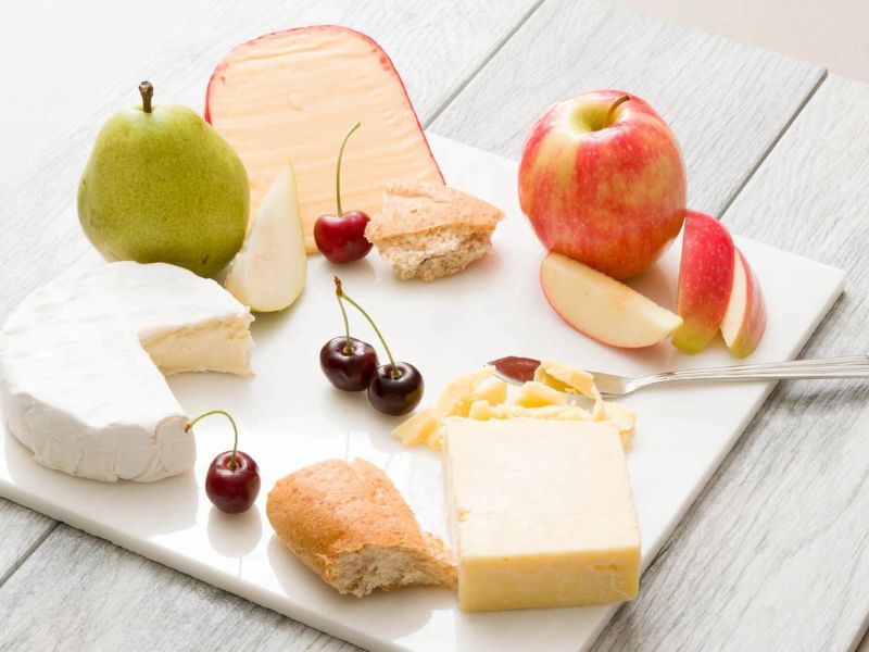 Ăn phô mai và trái cây tươi sau khi chạy để bổ sung carbohydrate, protein, vitamin và khoáng chất