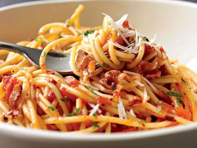 Pasta chứa rau và thịt giúp bổ sung carbohydrate và protein cho cơ thể