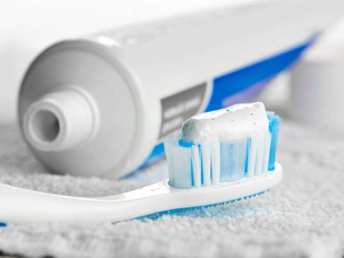 Kem đánh răng có tác dụng hiệu quả trong điều trị phồng rộp chân khi chạy. Nguồn: Internet