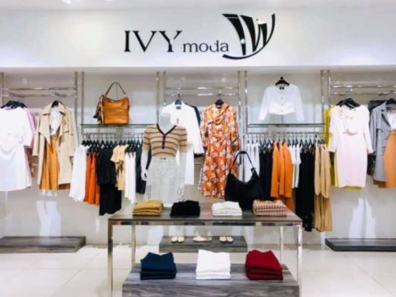  Các mẫu mã tại Ivy Moda rất đa dạng, từ những bộ đồ đơn giản, thanh lịch đến những bộ đồ nổi bật với họa tiết và màu sắc bắt mắt