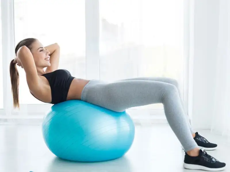 Gập Bụng Với Bóng (Stability Ball Crunches)