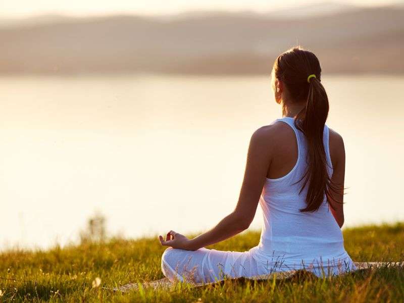 Áo ba lỗ là lựa chọn phổ biến trong yoga 