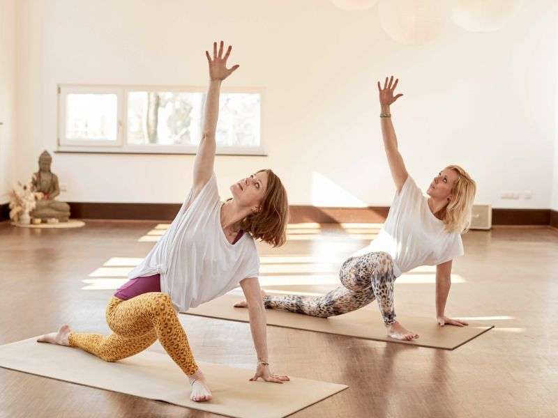 Quần legging co giãn, áo tank top hoặc áo ba lỗ là những lựa chọn lý tưởng
