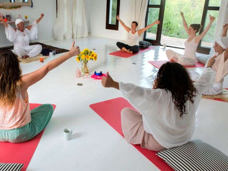 Với Yin Yoga và Restorative Yoga, trang phục mềm mại và rộng rãi sẽ mang lại cảm giác dễ chịu
