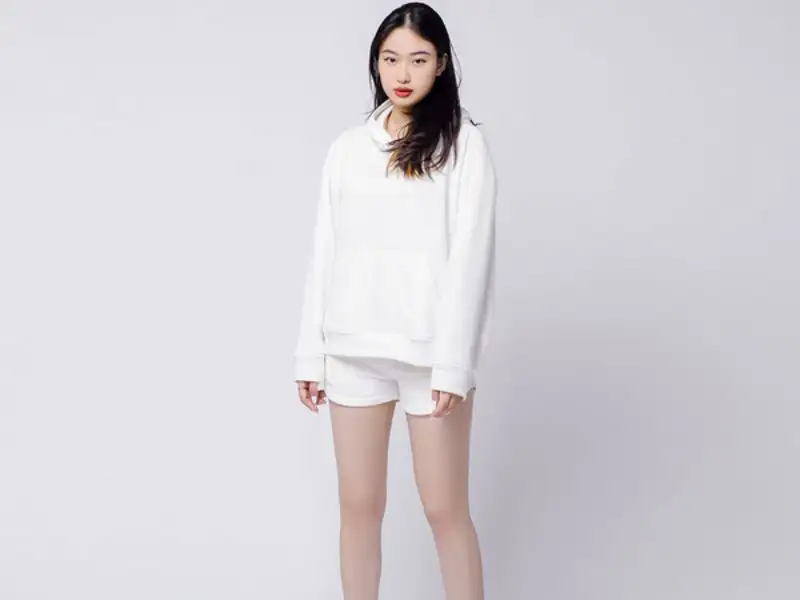 Áo hoodie kết hợp với quần short trắng thêm phần cá tính