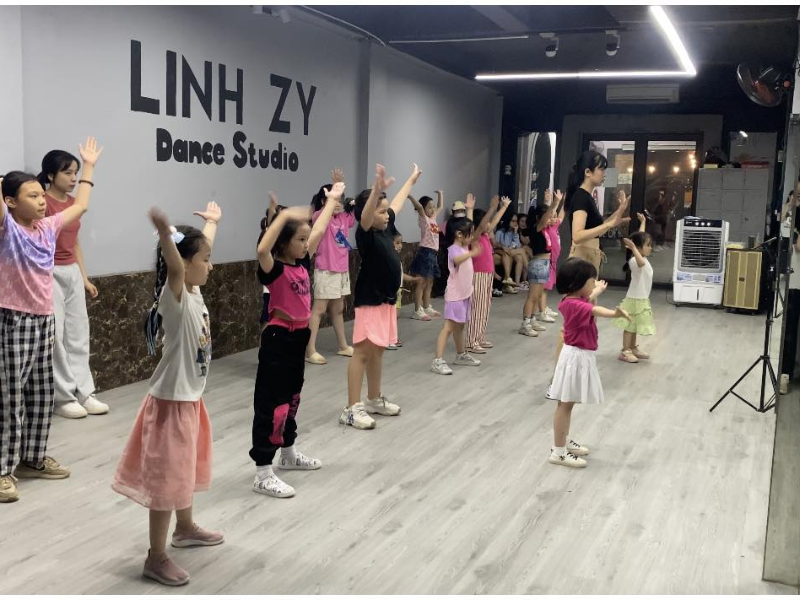 Linh Zy Dance Studio là môi trường lý tưởng cho những ai yêu thích nhảy