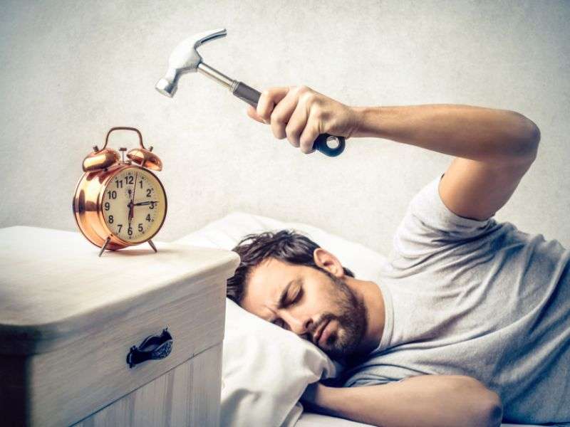 Không nên đặt báo thức gần chỗ nằm