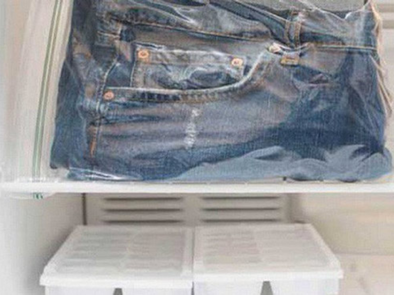 Cho quần jeans đen vào tủ lạnh để tăng độ bền màu
