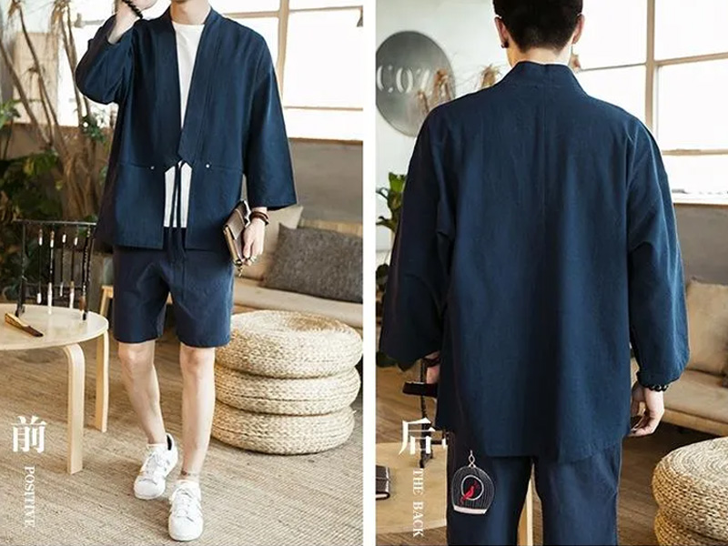 Phối áo khoác kimono nam với áo thun và quần ngắn