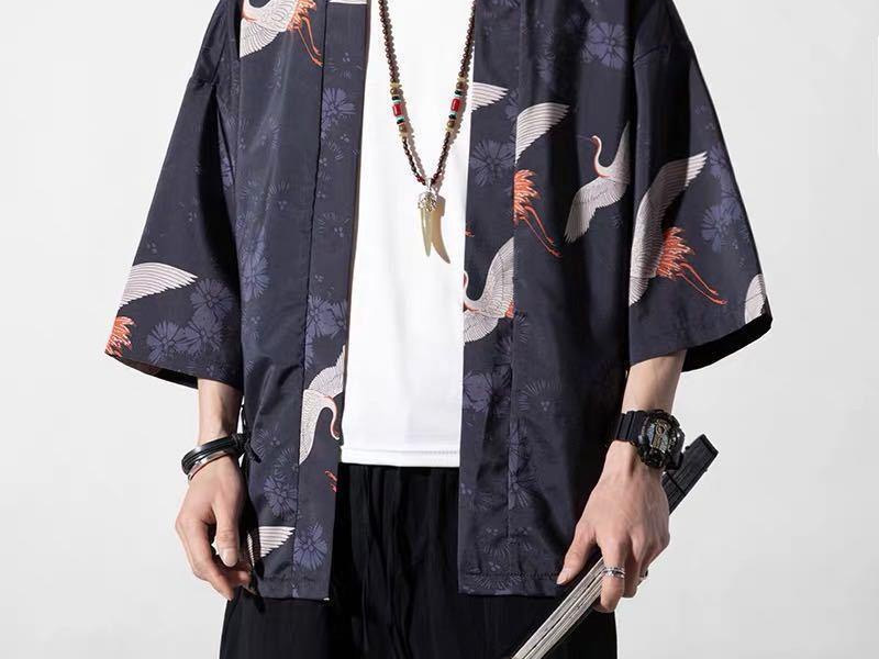 Phối áo khoác kimono nam với áo thun trơn và quần jogger