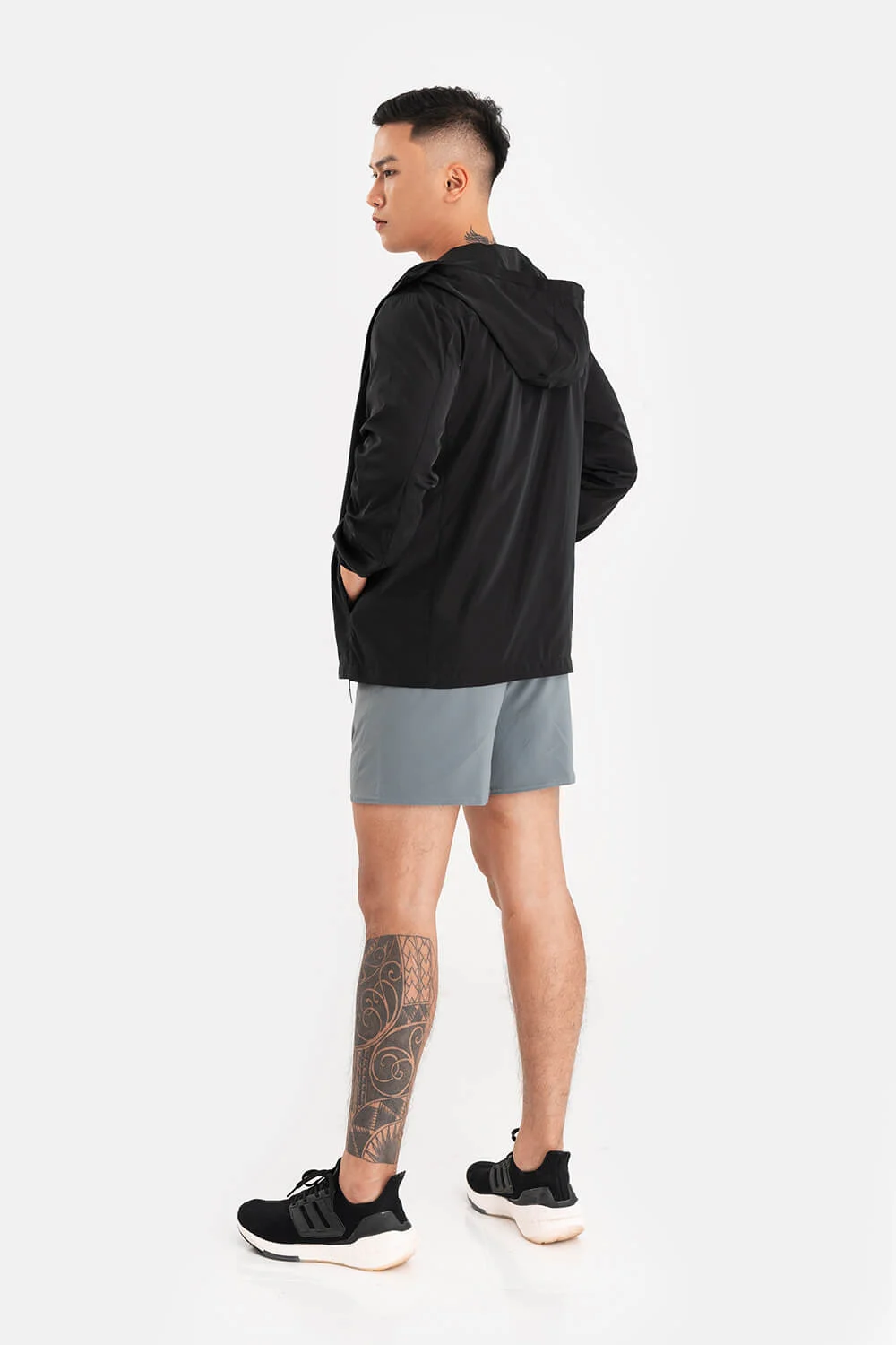 Áo thun quần short kèm chiếc áo khoác mỏng là bộ outfit cực quen thuộc của cánh mày râu