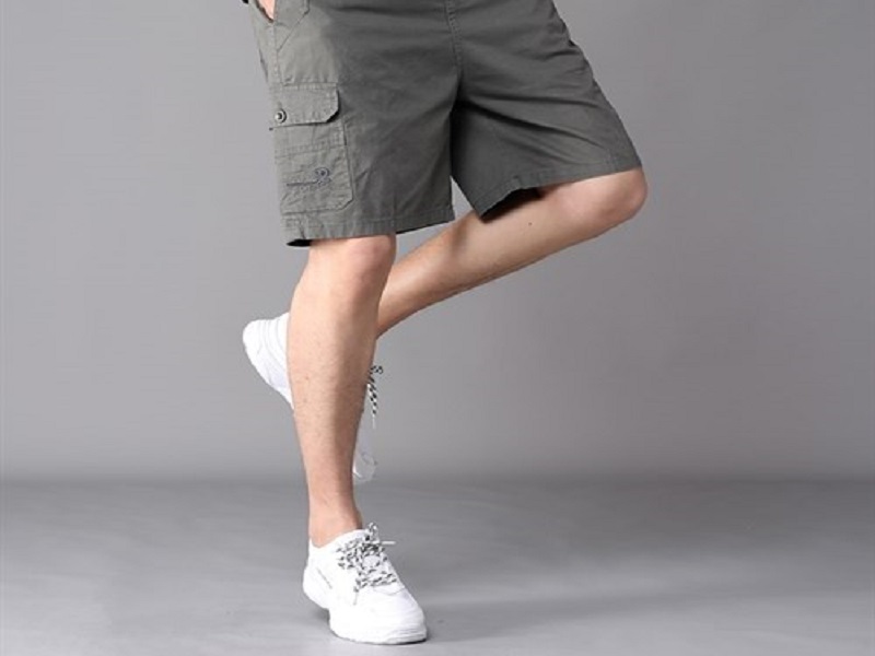 Với quần short nam màu xám, các chàng có thể diện cùng nhiều kiểu áo khác nhau