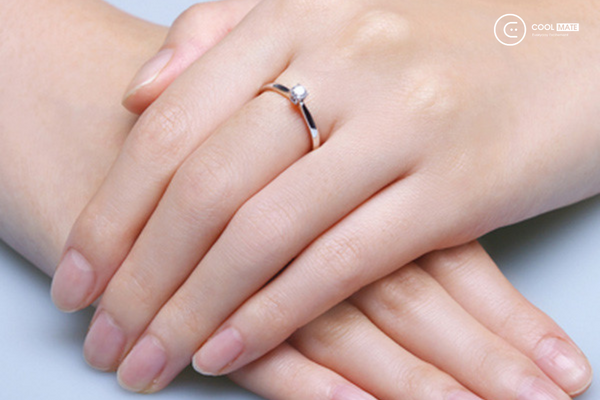 Nữ đeo nhẫn ở ngón áp út chứng tỏ nàng đã có nửa kia hoặc đã lập gia đình