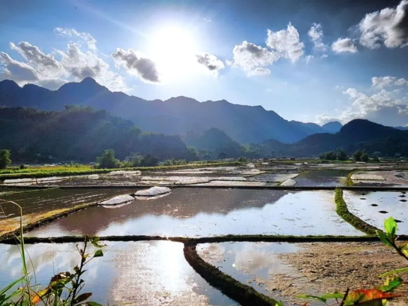 Những cánh đồng chuẩn bị vào mùa gieo cấy của Mai Châu như những tấm gương khổng lồ