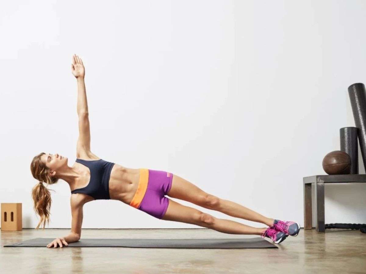 Bài tập plank nghiêng chạm tay 