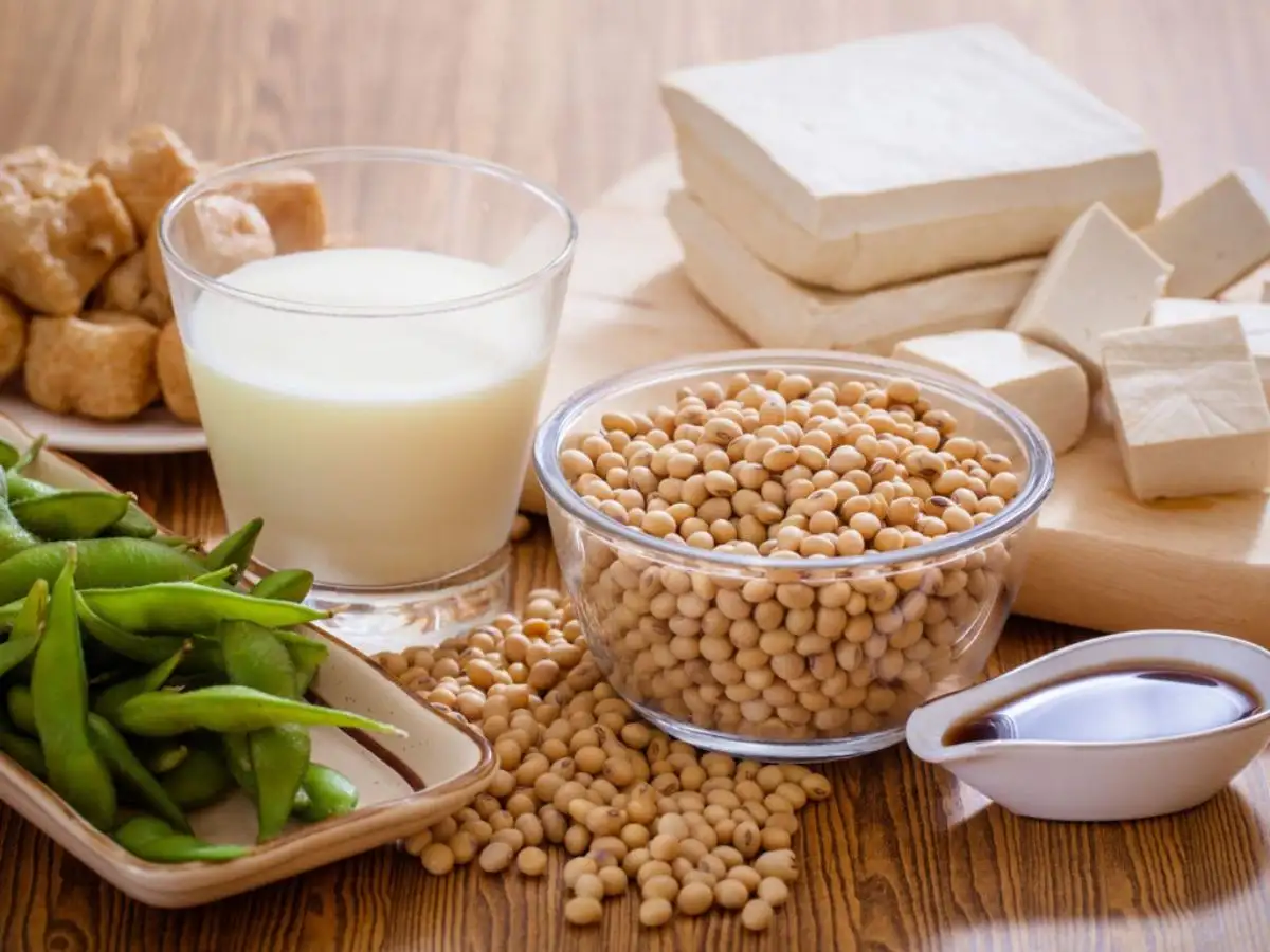 Việc bổ sung protein từ thịt, cá và sản phẩm từ sữa cũng giúp xây dựng cơ bắp quanh vùng ngực