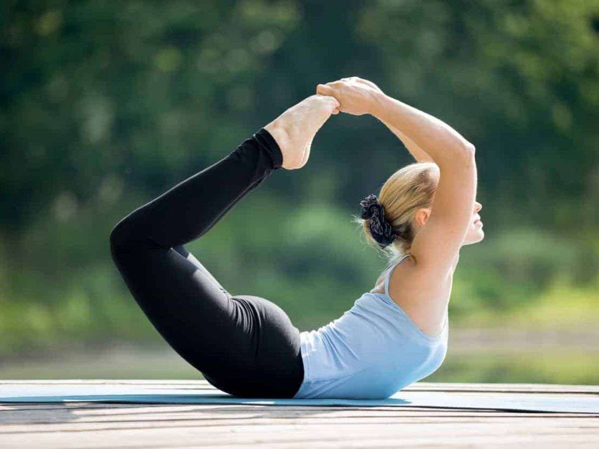 Tư thế cánh cung giúp kéo căng cơ ngực, cải thiện tư thế và tăng độ linh hoạt
