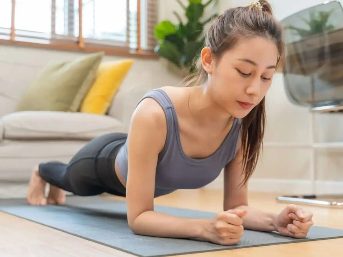 Plank ép ngực là bài tập vô cùng hiệu quả trong việc kết hợp luyện tập cơ ngực, cơ bụng và cơ vai