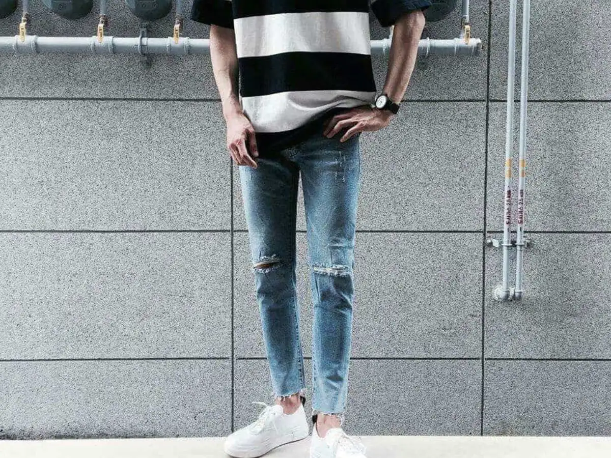 Phối cùng quần jeans rách cá tính