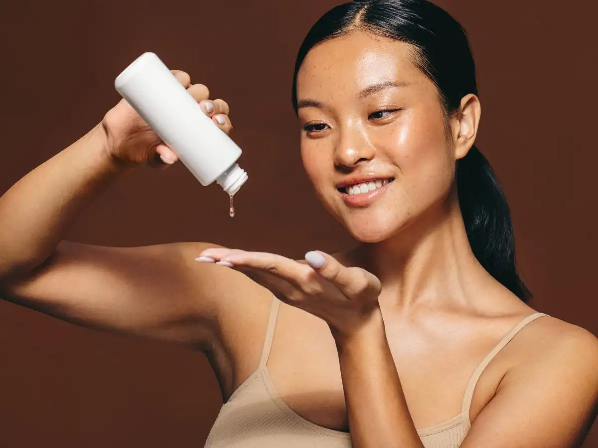Bôi kem dưỡng thể lên toàn thân