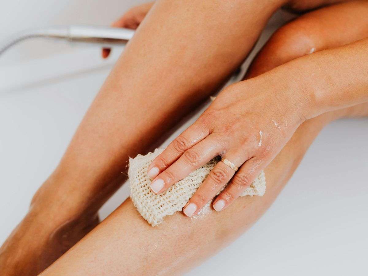 Tẩy da chết giúp loại bỏ tế bào chết, giúp da mềm mịn hơn 