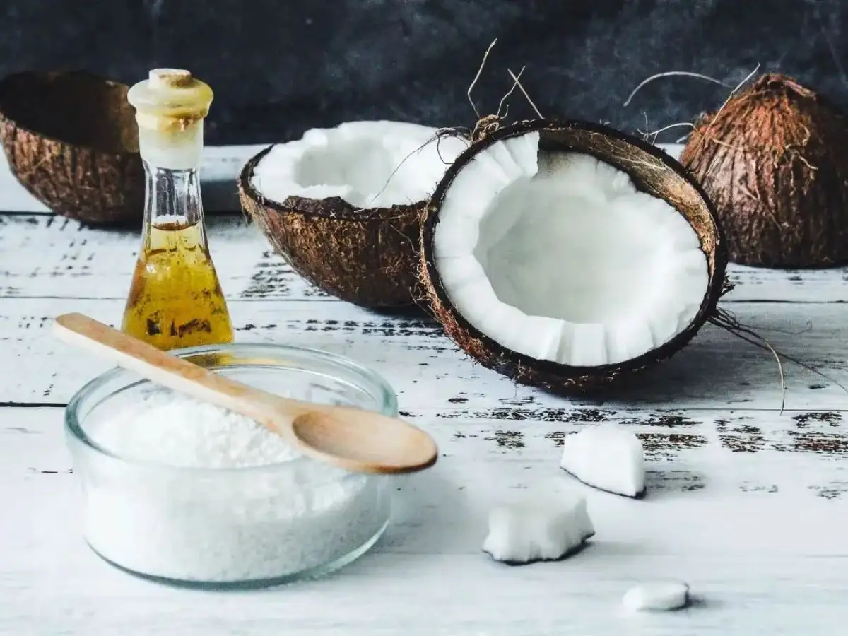 Da căng bóng với dầu dừa
