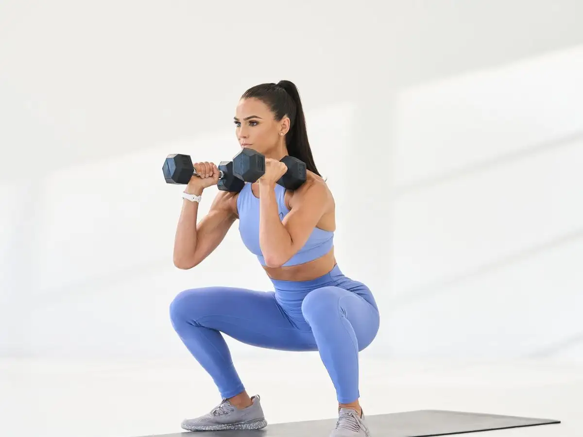 Squat tạ tay làm tăng cường sức mạnh cho chân, đùi và mông