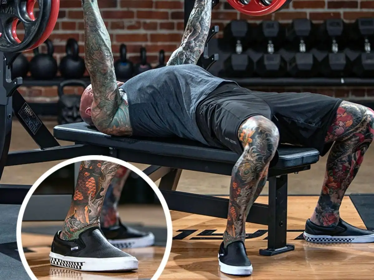 Đặt chân không vững khi tập tạ Bench Press