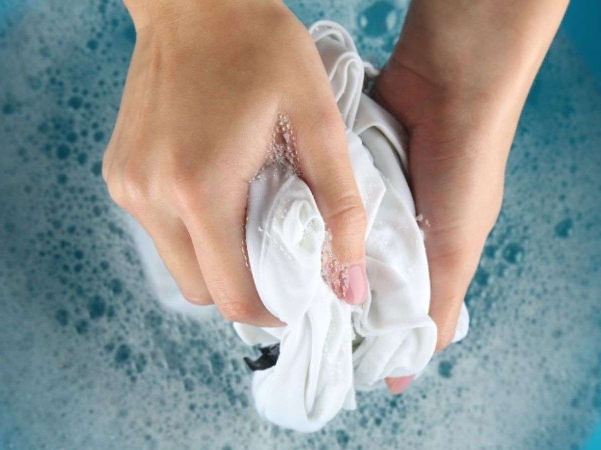 Tùy theo từng chất liệu và nhu cầu cá nhân mà các bạn có thể chọn cách giặt tay hoặc giặt máy nhé 