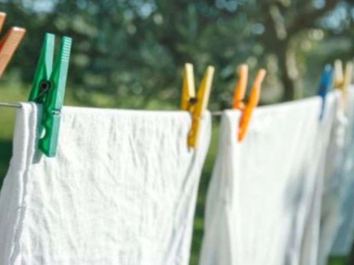 Khi phơi nên lộn trái áo và treo với khoảng cách rộng