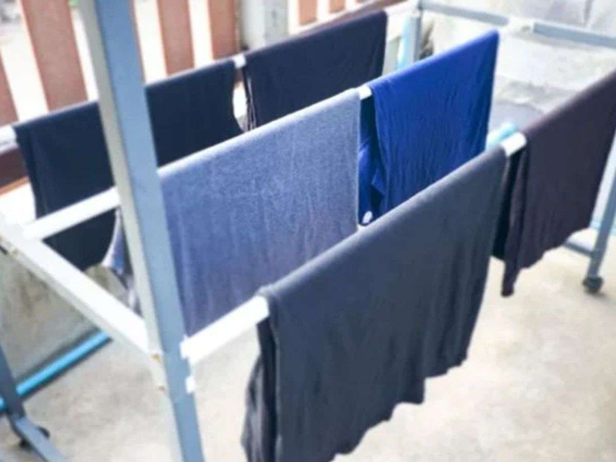 Khi phơi nên treo ngang để chiều dài áo không bị chảy làm mất đi form dáng