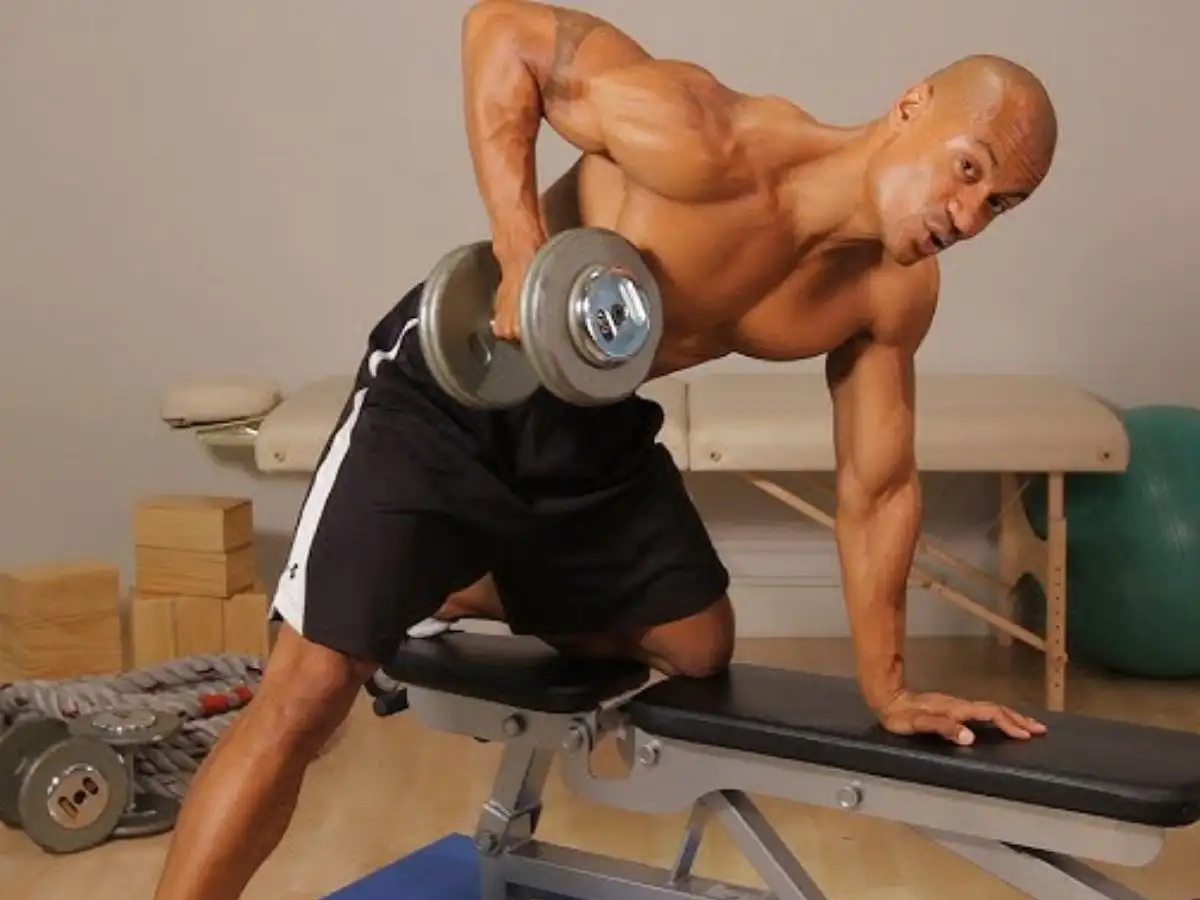 Dumbbell Rows giúp người tập có lưng săn chắc và khỏe khoắn hơn