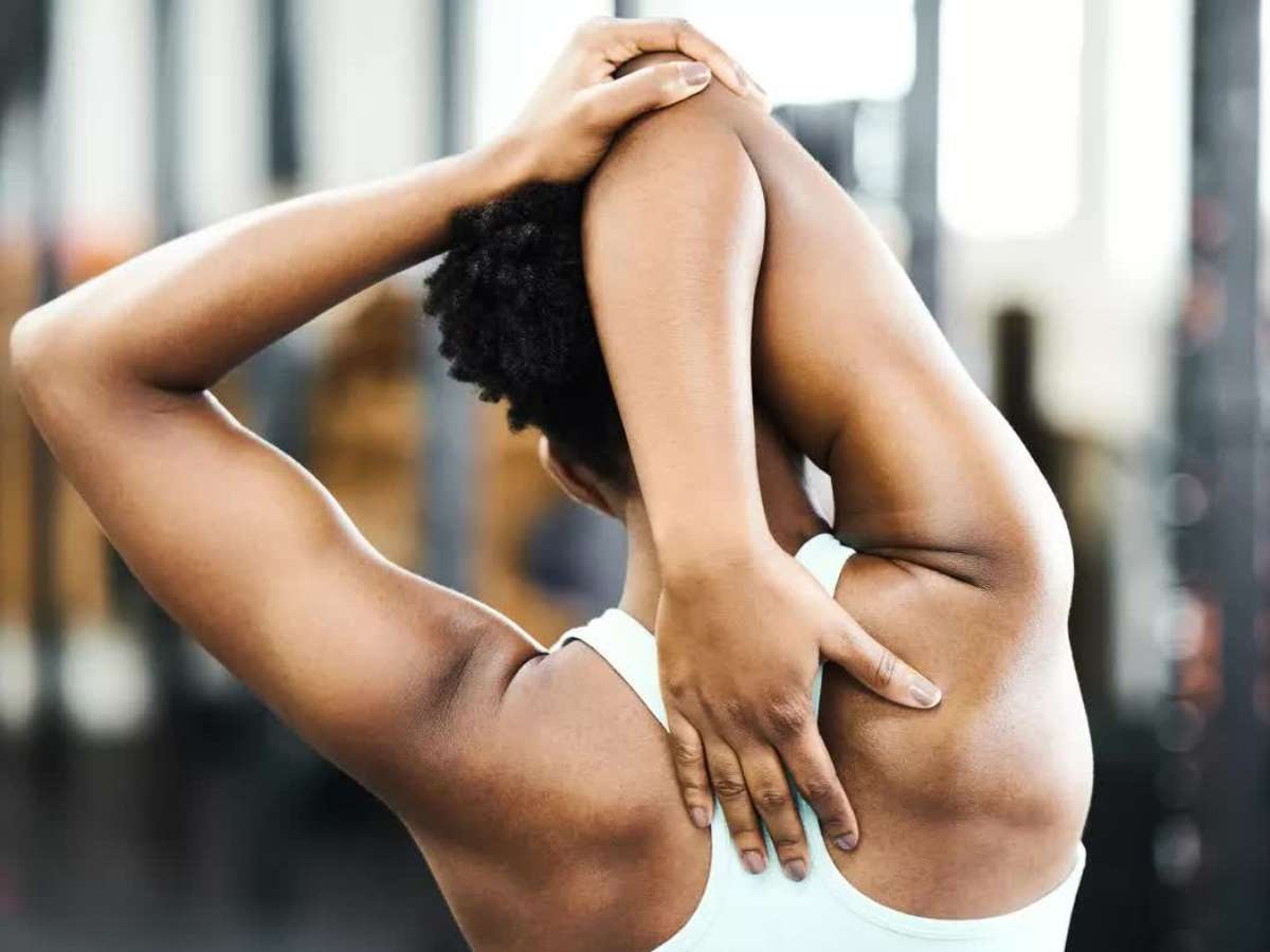 Không khởi động dễ khiến chấn thương vai khi tập gym
