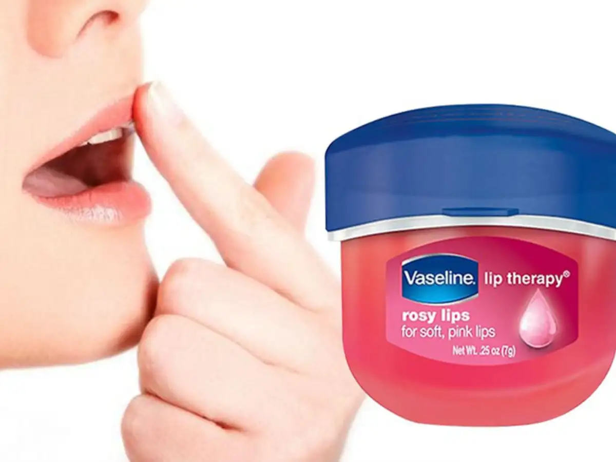 Vaseline là lựa chọn tuyệt vời để giữ cho môi luôn mềm mịn