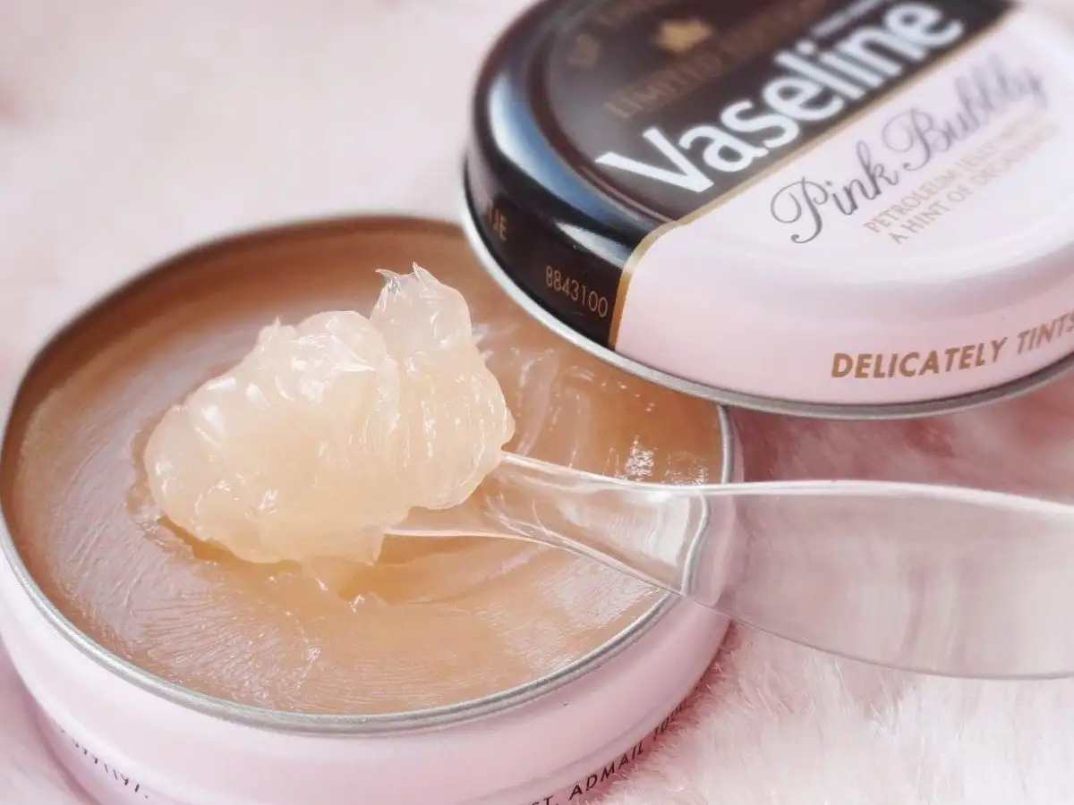 Vaseline có thể giúp làm dịu da và giảm kích ứng sau khi tẩy lông