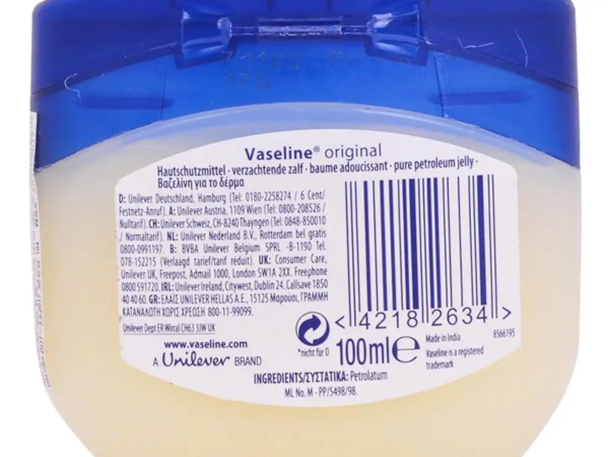 Vaseline không cung cấp độ ẩm trực tiếp cho da