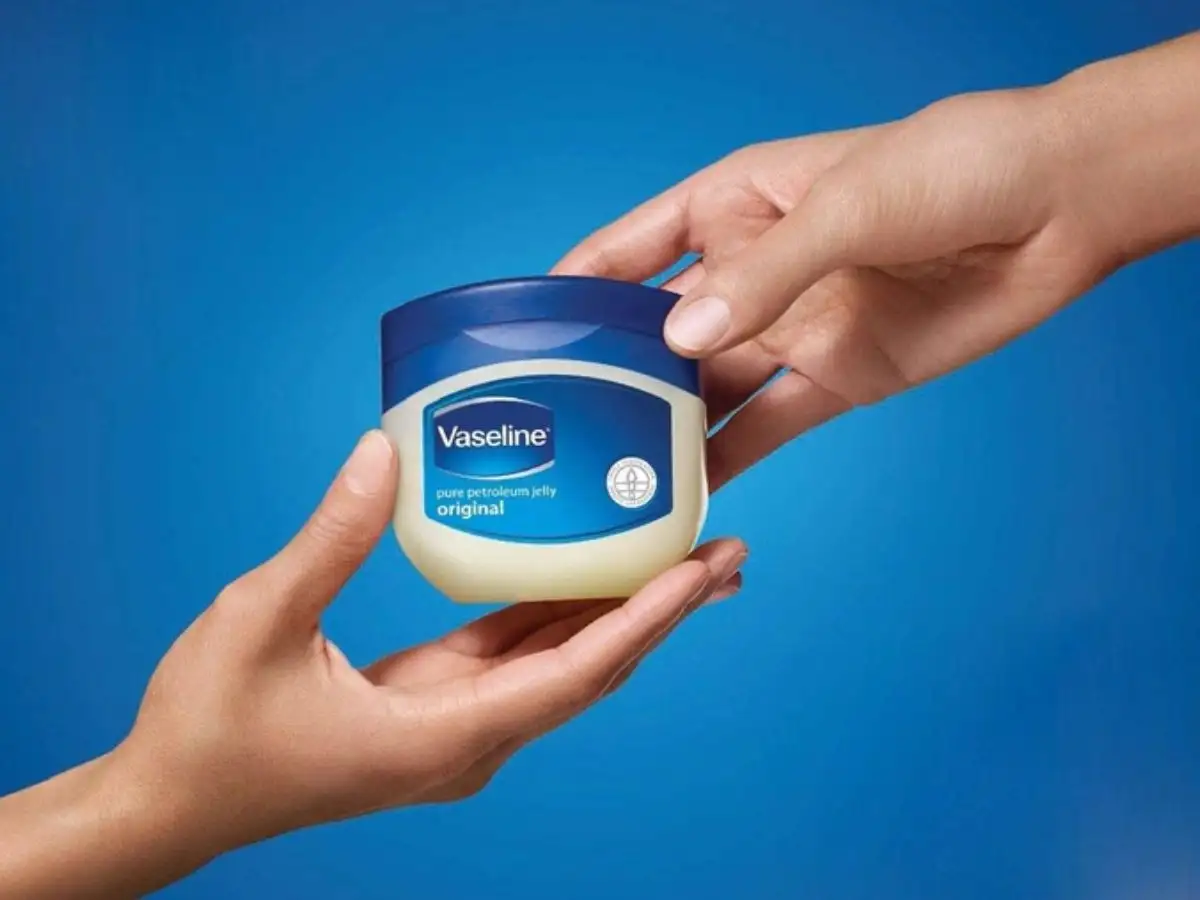 Dưỡng da bằng vaseline: nên hay không nên?