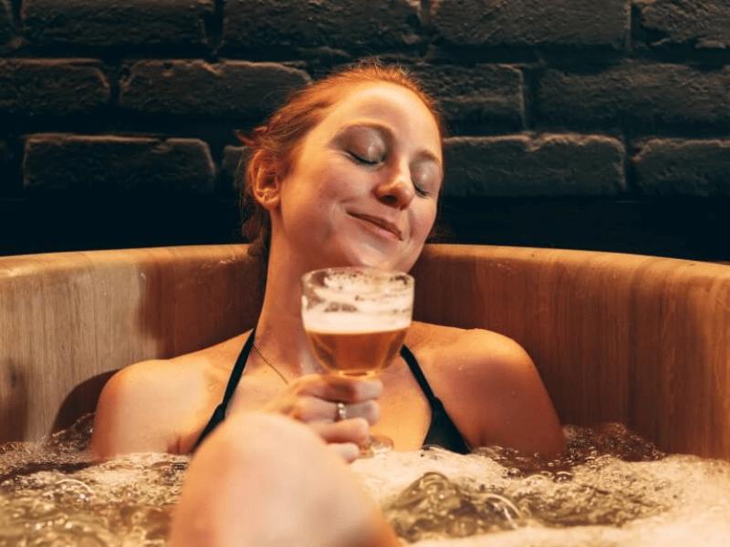 Tắm bằng bia khiến da body trở nên trắng sáng và mềm mượt hơn
