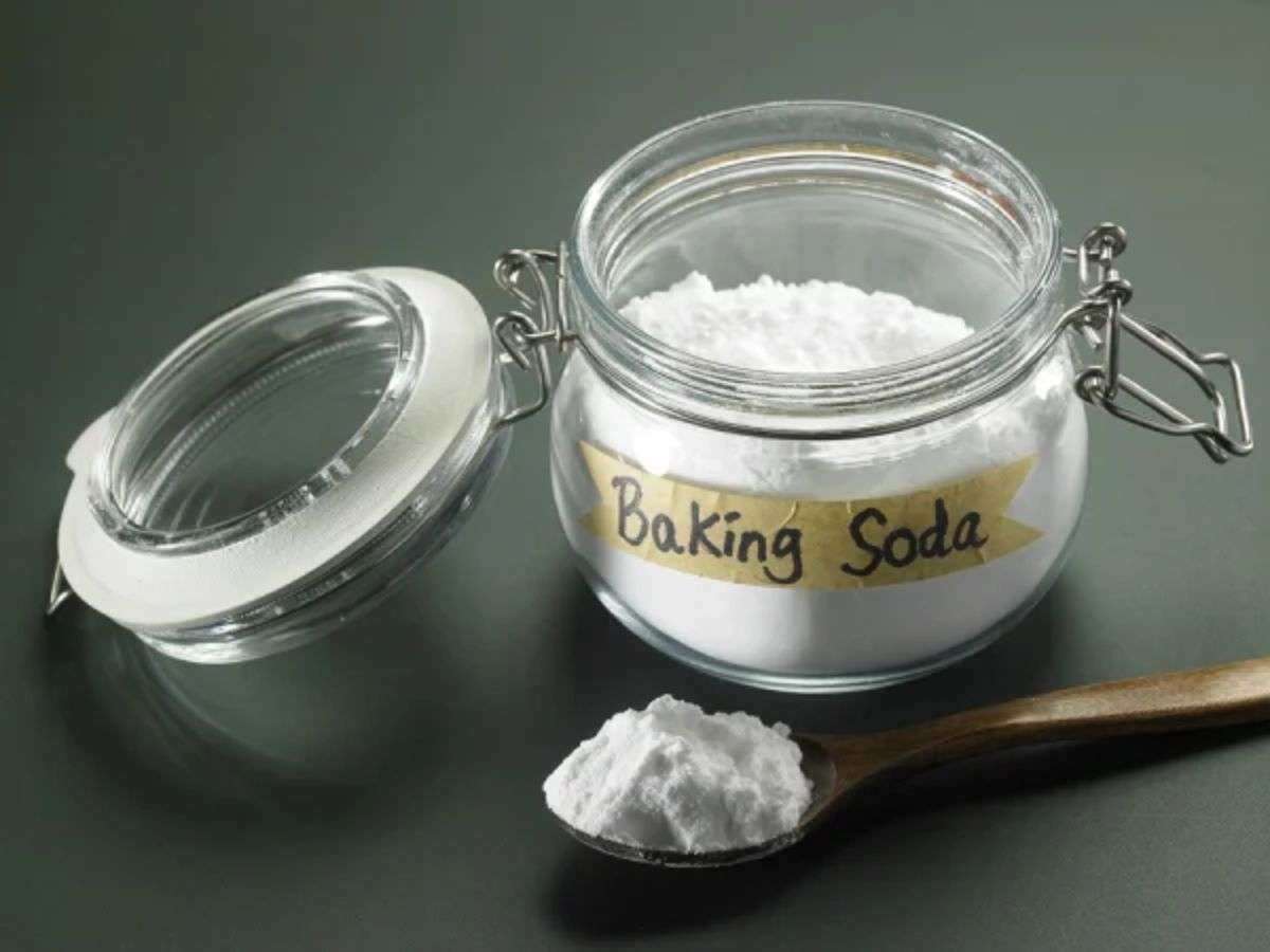 Baking soda là một loại thuốc muối dạng bột trắng mịn, tan trong nước và có tính kiềm nhẹ