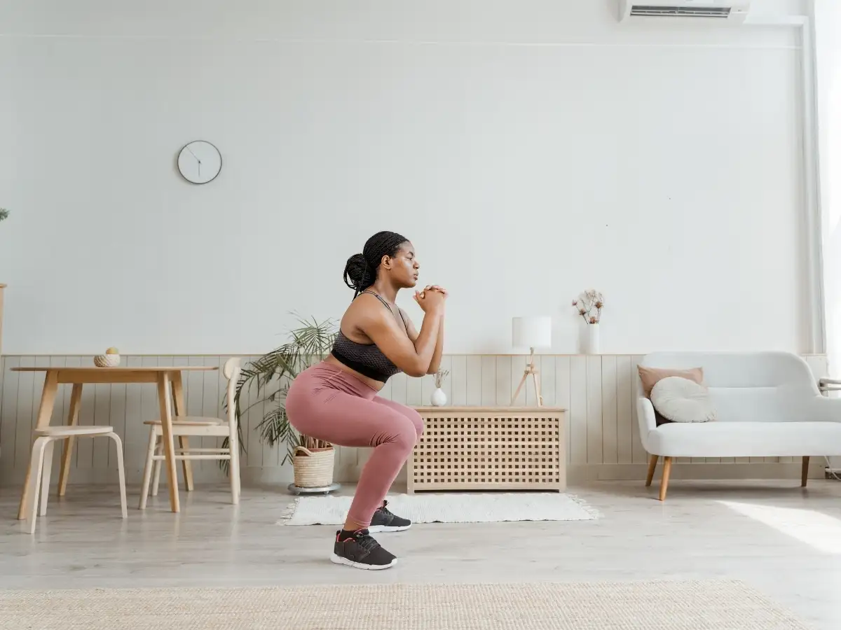 Squat ngang Giúp tăng cường cơ tứ đầu đùi, cơ mông, gân kheo