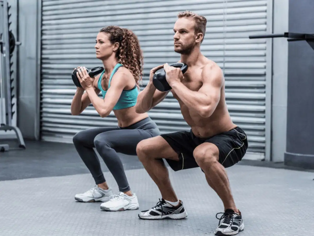 Squat tay trước giúp tăng sức mạnh cho cơ đùi, mông và cải thiện sự linh hoạt của hông