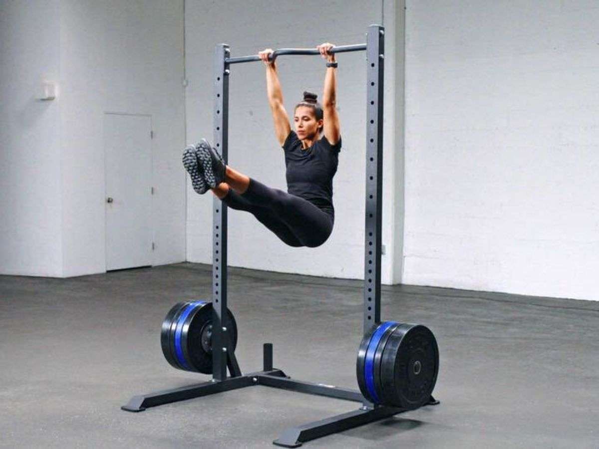Bài tập Hanging Knee Twist là bài tập tuyệt vời giúp siết cơ bụng