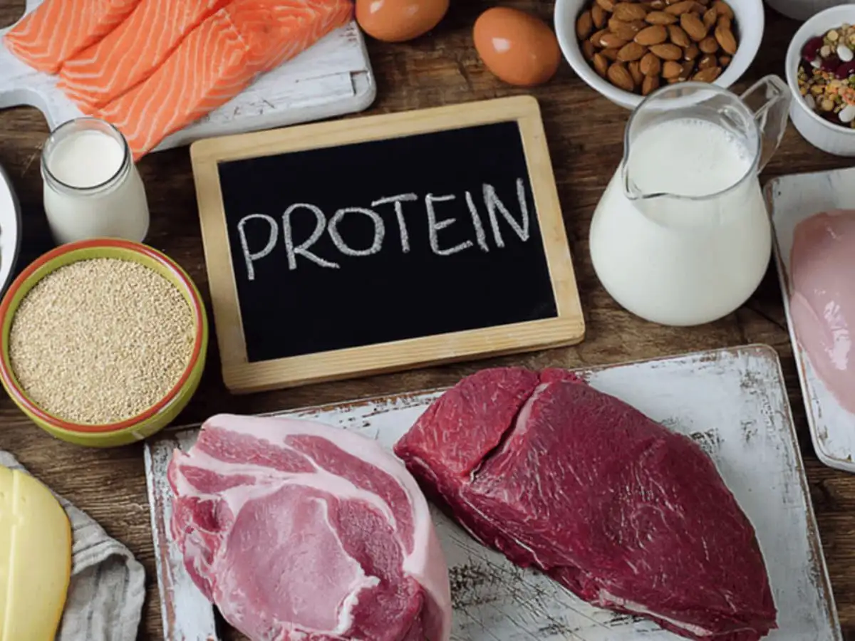 Ngày 2 bạn nên tăng cường protein và uống nhiều nước